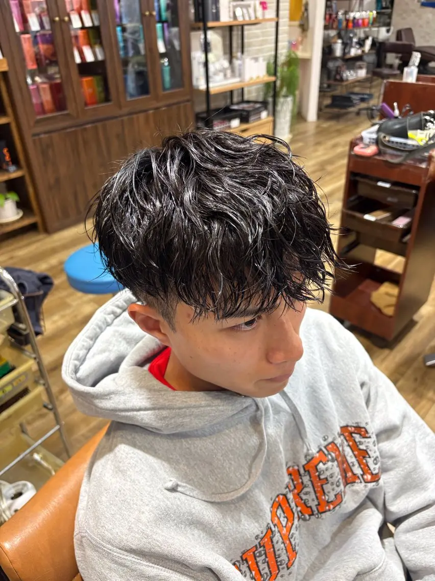 ミディアム パーマ メンズ ミディアムパーマ メンズパーマ スペインカール くせ毛 ニュアンスパーマ カット パーマ 鶴田 将清のヘアスタイル