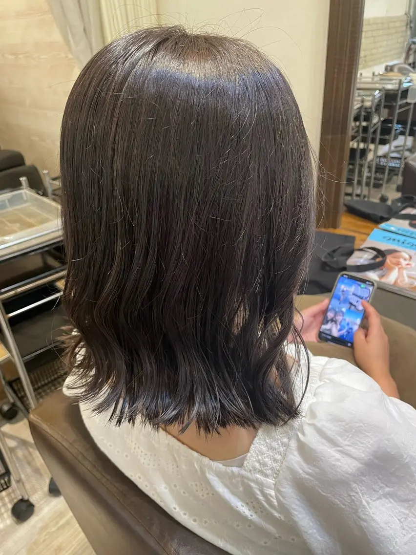 ミディアム カラー ブリーチ 透明感カラー 外ハネヘア 千野 優由のヘアスタイル