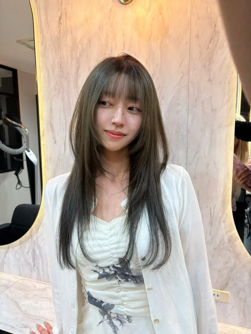ロング ヘアカラー シマ👱‍♀️/艶 カラー/ワンカラーのヘアスタイル
