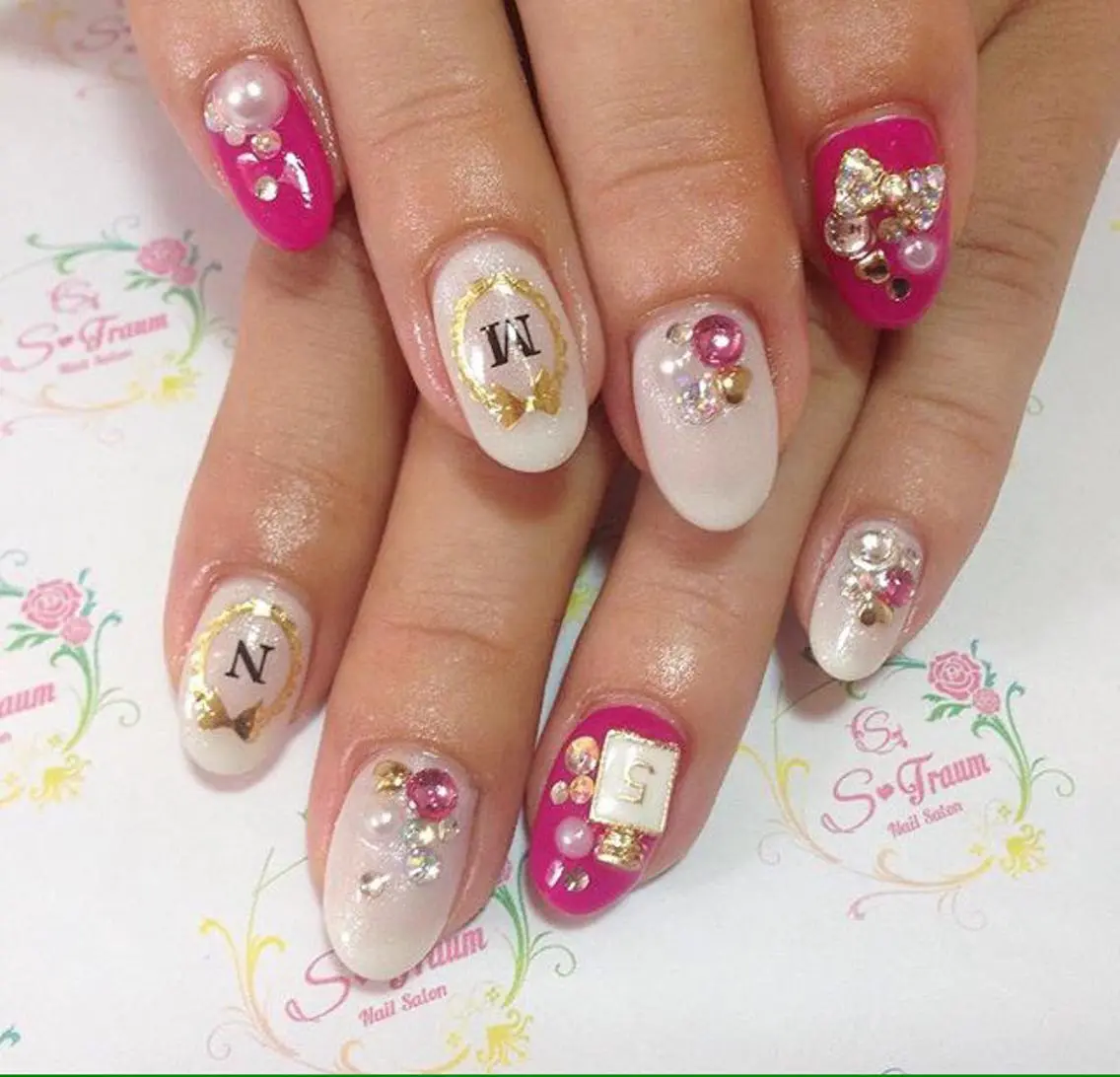 ネイル アートネイル ストーンネイル Nail Salon S-Traumのネイルデザイン
