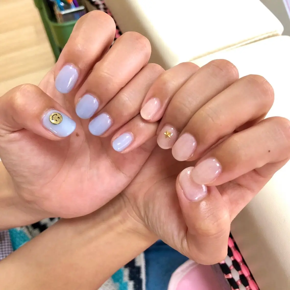 ネイル ブルー パステルネイル シンプルネイル ホワイト ハンドネイル salon *meehoのネイルデザイン