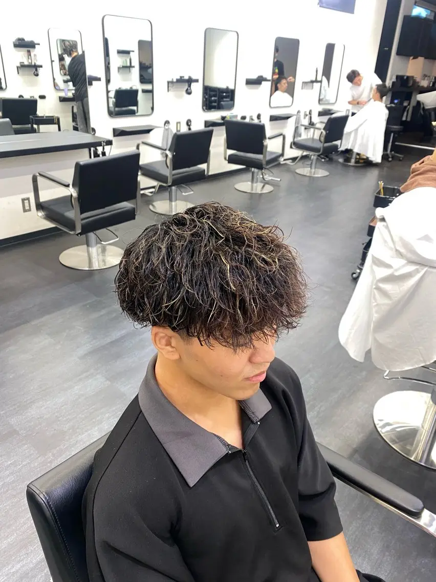 カラー パーマ メンズ メンズハイライト メンズパーマ 波巻きパーマ ハイライトカラー 🦁メンズ神特化🦁 12月限定/隆太郎のヘアスタイル