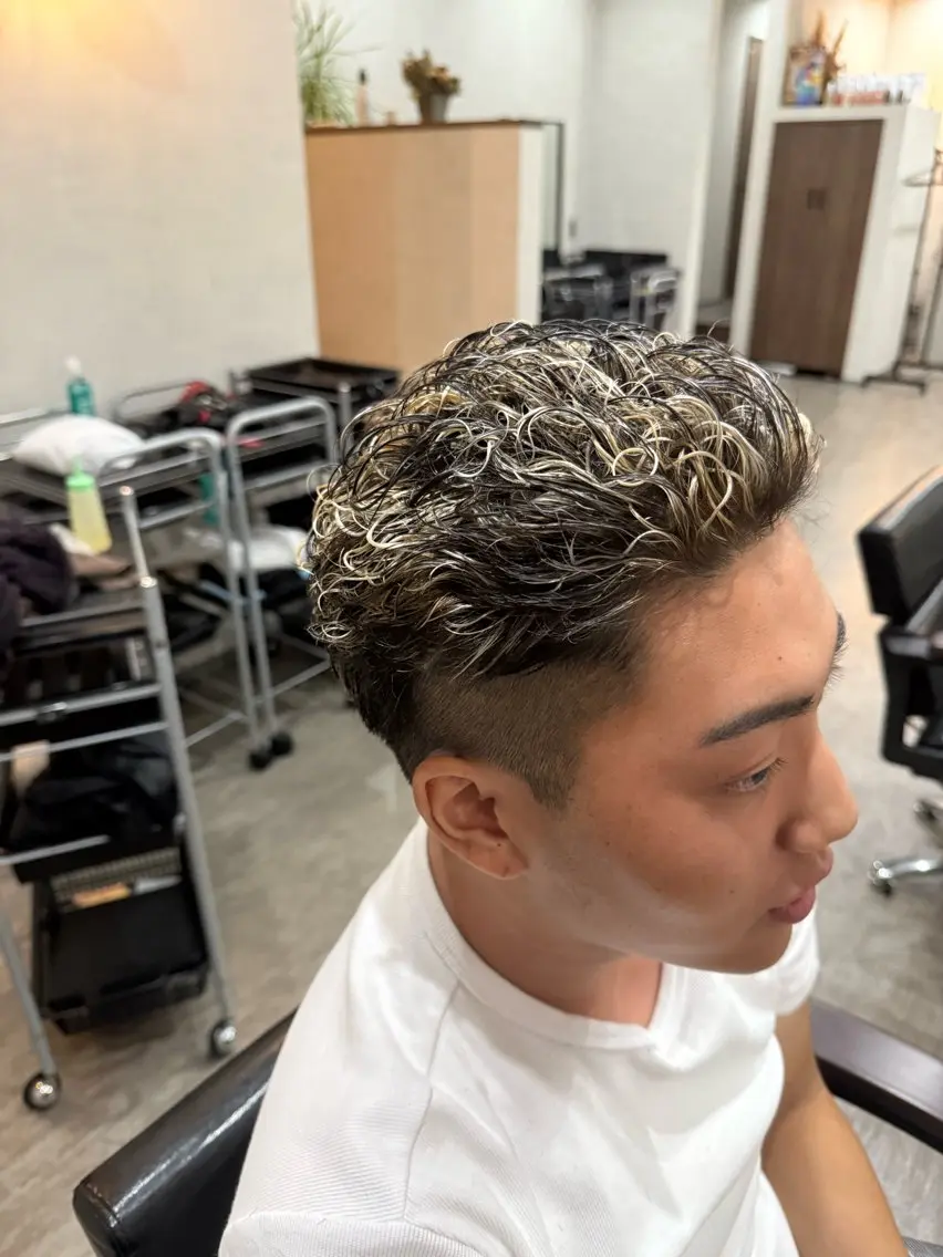 ショート カラー パーマ ブリーチ ハイライトカラー メッシュ シルバー ハイライト 山田 聖也のヘアスタイル