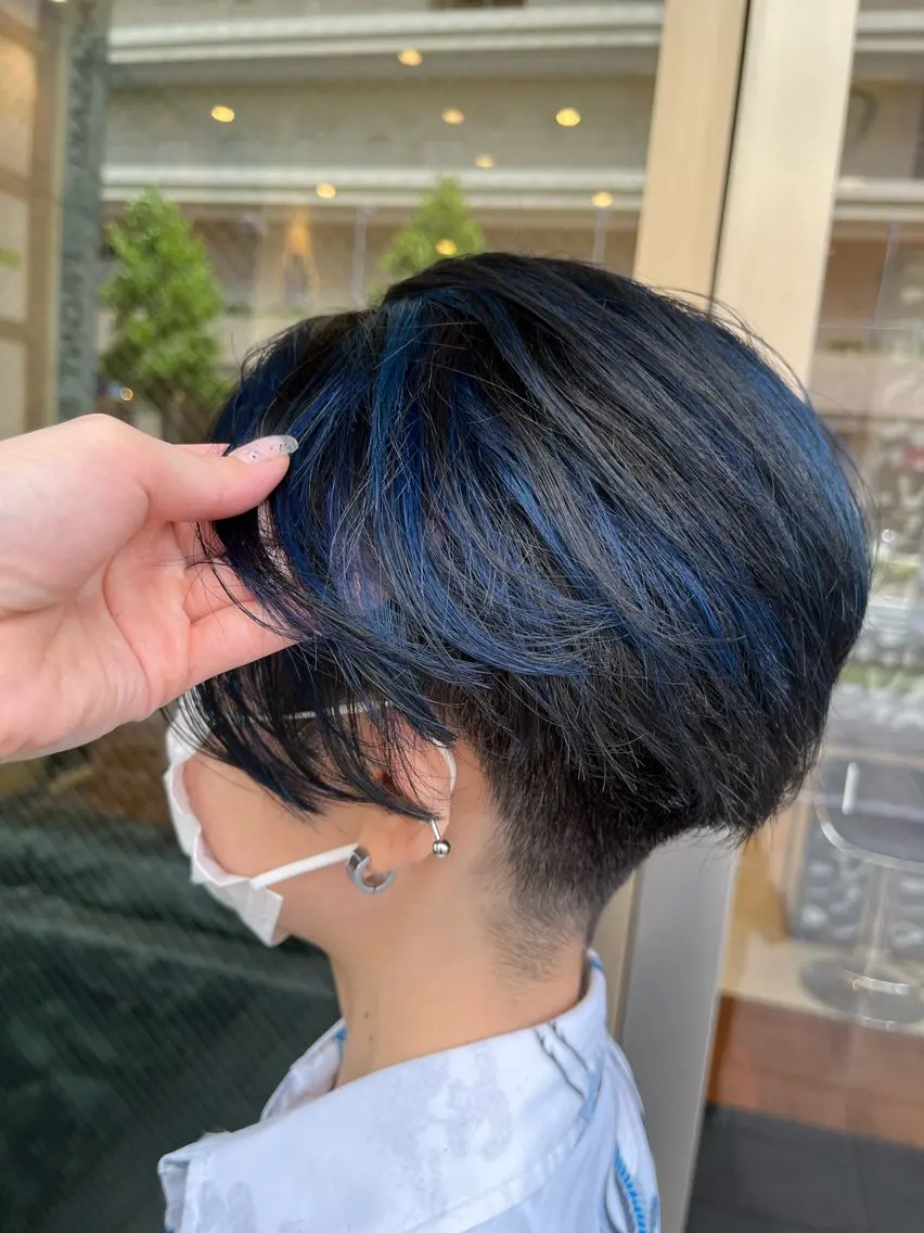 ショート カラー メンズ メンズハイライト ブルーカラー ハイライトカラー ハイライト ミヤワキ モモコのヘアスタイル