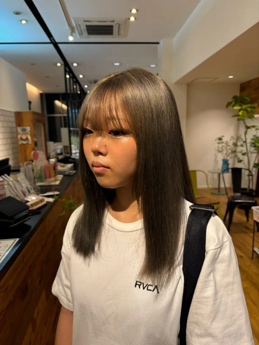 カラー ブリーチ グレージュ 吉留 文月のヘアスタイル