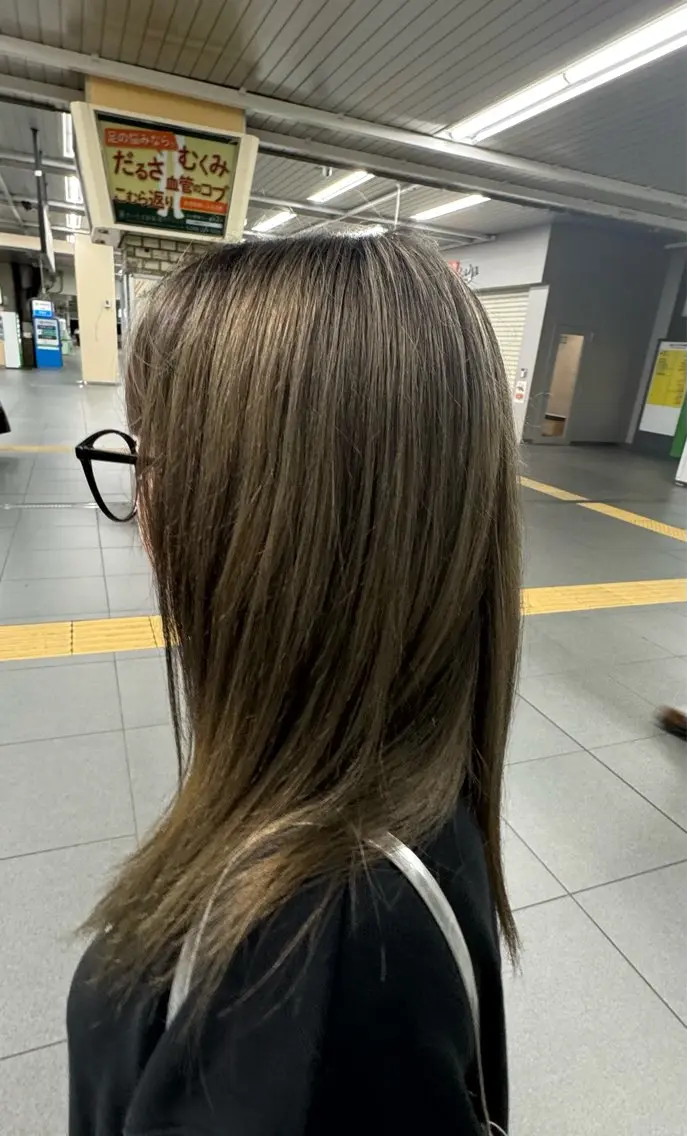 ミディアム カラー ブリーチ ダブルカラー グレージュ オリーブグレージュ オリーブグレー 大坂 優菜のヘアスタイル