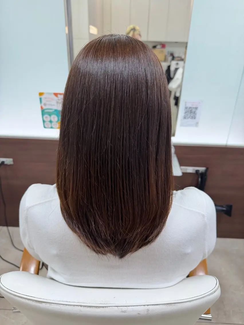 セミロング moe 美髪矯正 ストレートのヘアスタイル