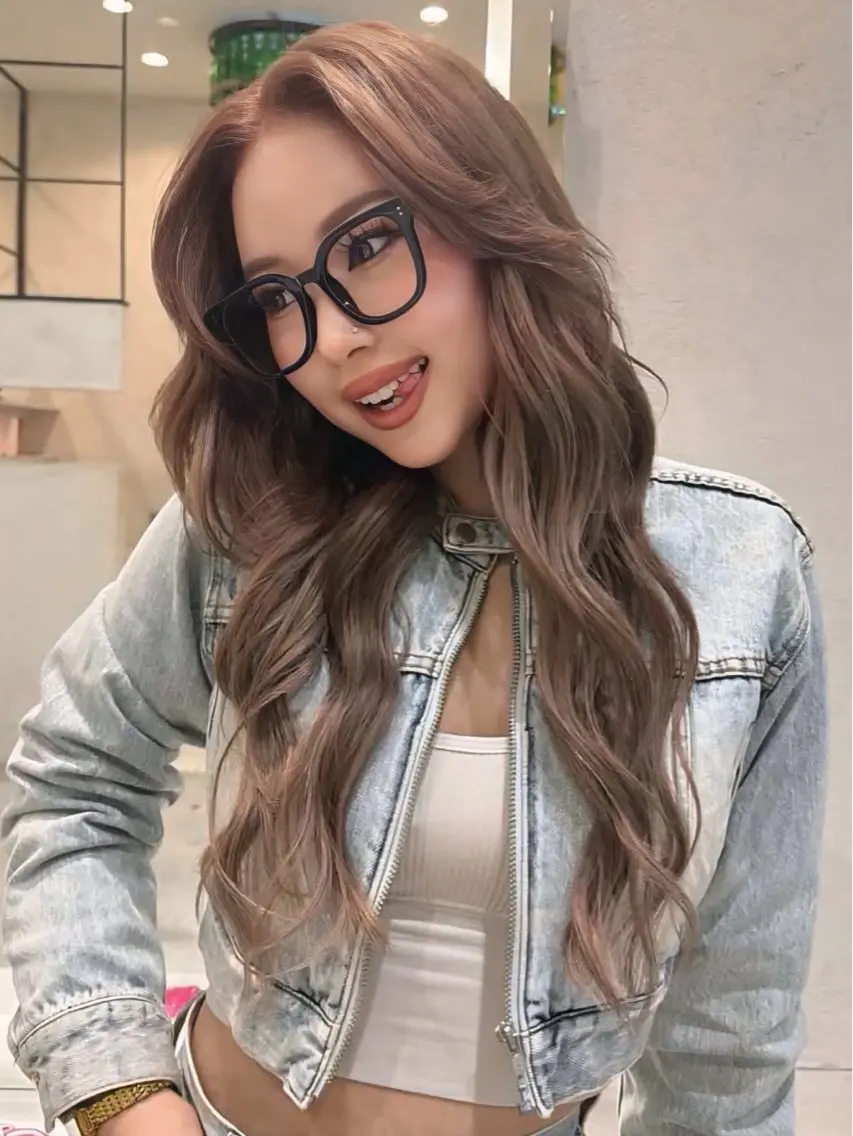 ロング カラー 岩田 紗奈のヘアスタイル