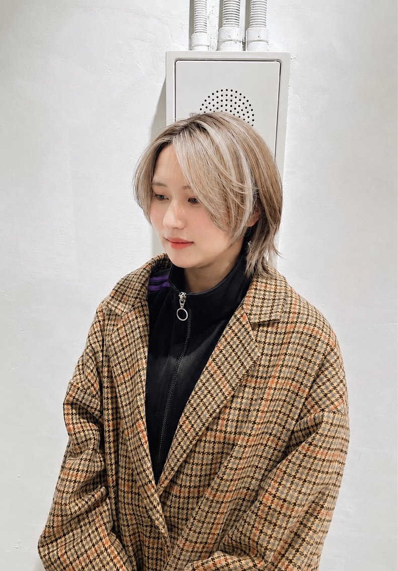 ショート カラー ブリーチ 似合わせカット ショートヘア Muミュー/ブリーチ ハイトーン Wカラーのヘアスタイル