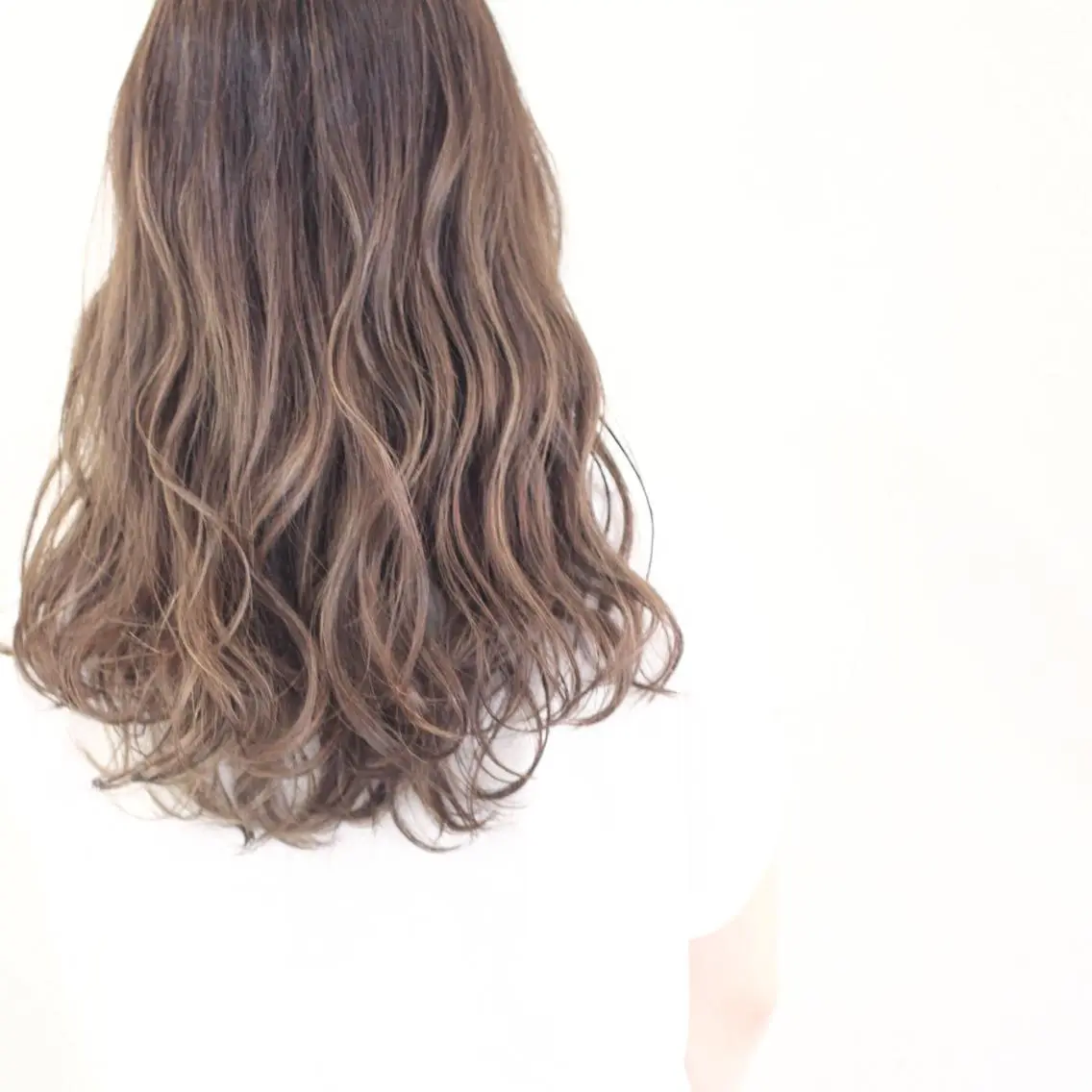 ミディアム カラー ヘアアレンジ アッシュ グラデーションカラー ハイライトカラー ハイライト おくれ毛 Mariana/ 鶴原-ハイライトのヘアスタイル