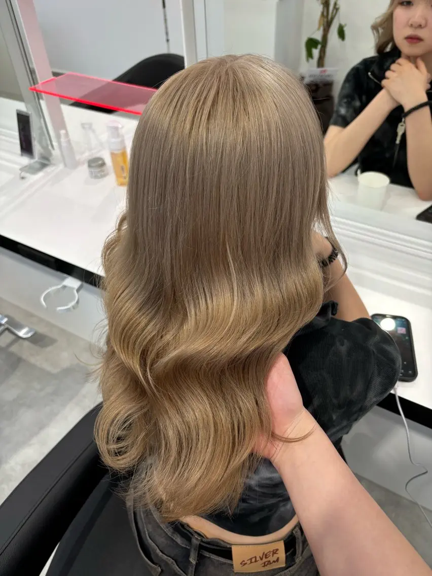 ロング トリートメント 艶髪ハイトーンカラー 渋谷🎀ririkaのヘアスタイル