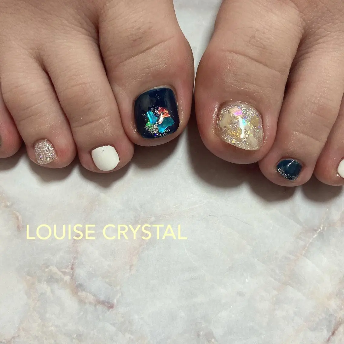 ネイル オーロラネイル フットネイル LOUISE CRYSTALのネイルデザイン