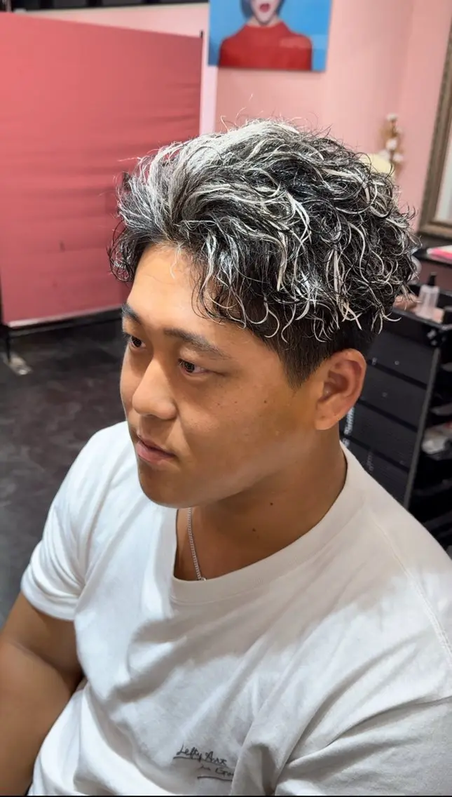 ショート カラー パーマ カット ヘアカラー パーマ ホワイトカラー/ ピンクベージュにったのヘアスタイル