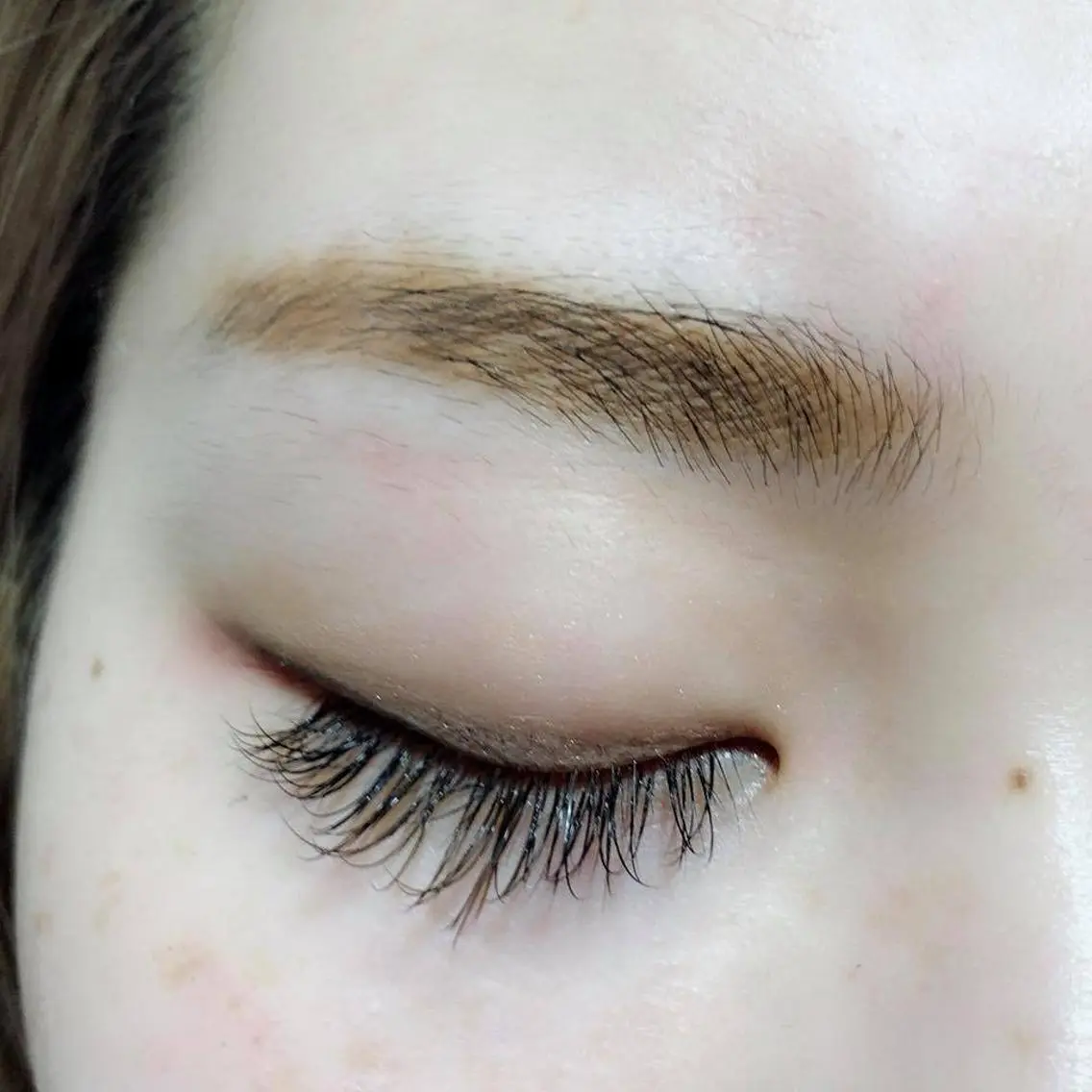 マツエク・マツパ レイヤーカット✖️ 柔らかベージュカラーのヘアスタイル