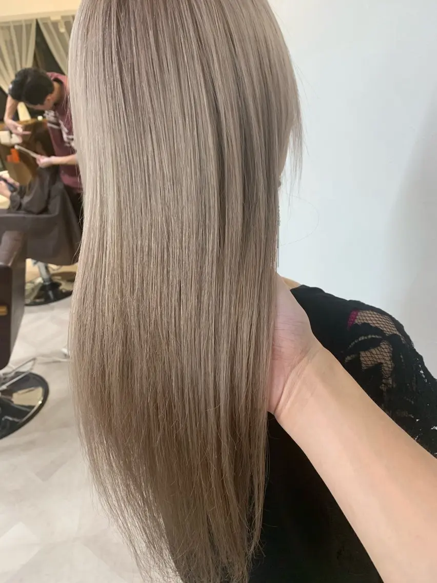 ロング カラー ブリーチ ヒカ ルのヘアスタイル