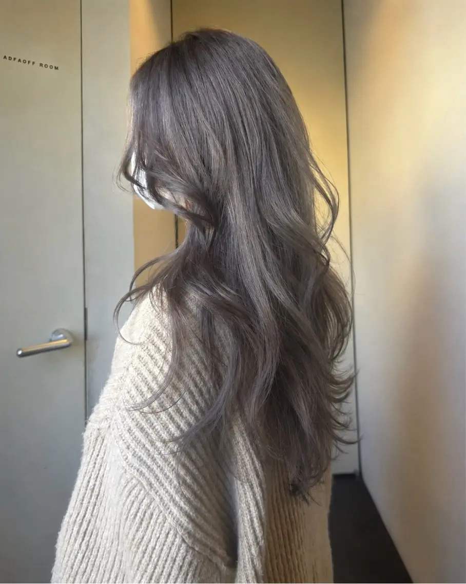 ロング カラー ブリーチ ハイトーンカラー シルバー ヘアカラー トリートメント RAIMA ハイトーン/レイヤーのヘアスタイル