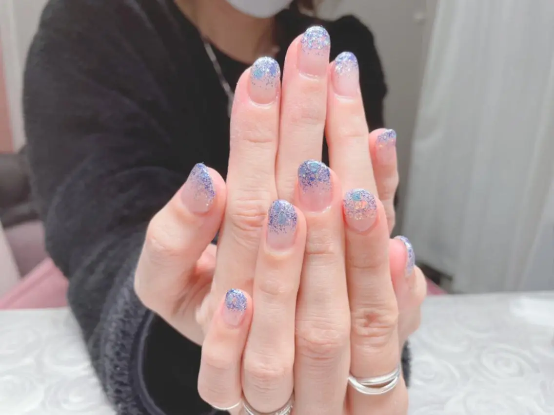 ネイル グラデーション ホログラムネイル ラメ(グリッター) ラメグラデーション 冬ネイル 芦辺 香奈のネイルデザイン