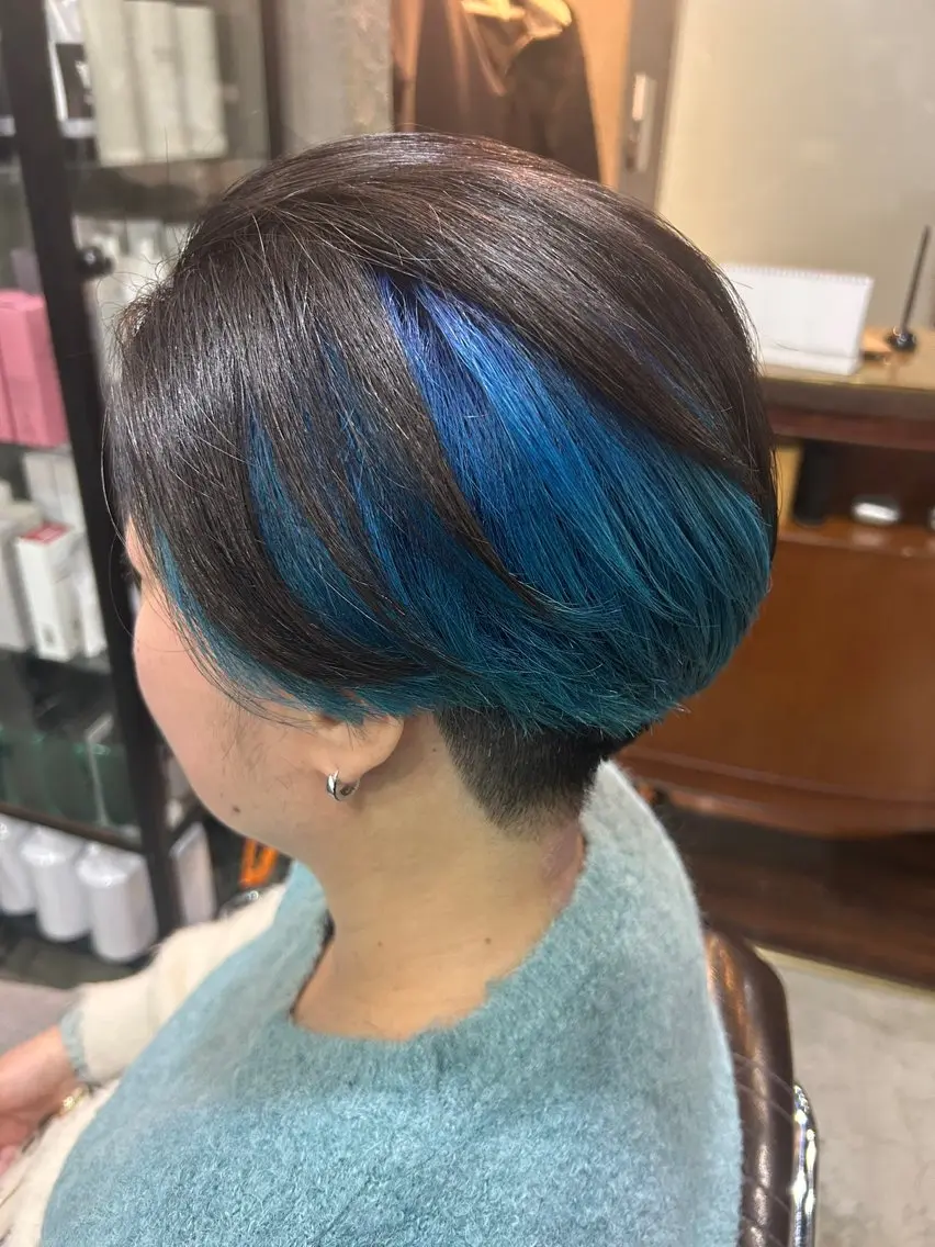 ショート カラー ハンサムショート ブルーカラー グラデーションカラー インナーカラー ショートヘア ヘアカラー 桜田 修未のヘアスタイル
