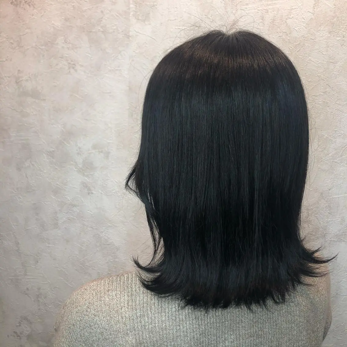 ミディアム カラー 黒髪 ブルーカラー ブルーブラック カット ヘアカラー トリートメント かめい りなのヘアスタイル