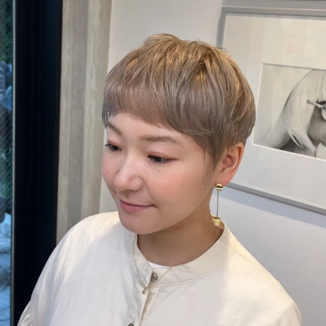 ショート カラー ベリーショート ベージュカラー ブロンド ハイトーンカラー ホワイトベージュ ヘアカラー トリートメント ヘッドスパ ヘアセット カジュアルを女っぽく 𝗮𝘆𝗮𝗰𝗼のヘアスタイル