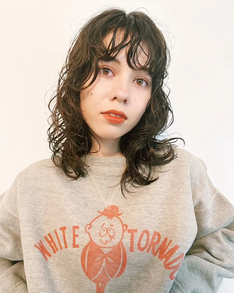 セミロング カラー hollo 原宿のヘアスタイル