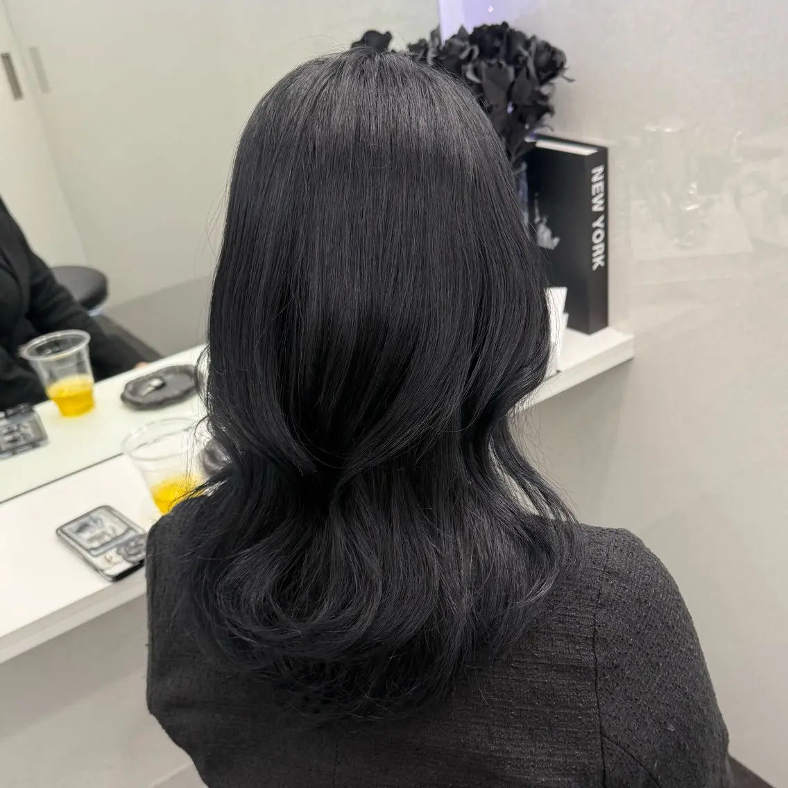セミロング カラー 黒髪 ブリーチ ブルーカラー ブルーブラック ダークグレー ヘアカラー 天神/ケアブリーチ/ 髪質改善/上質艶髪のヘアスタイル