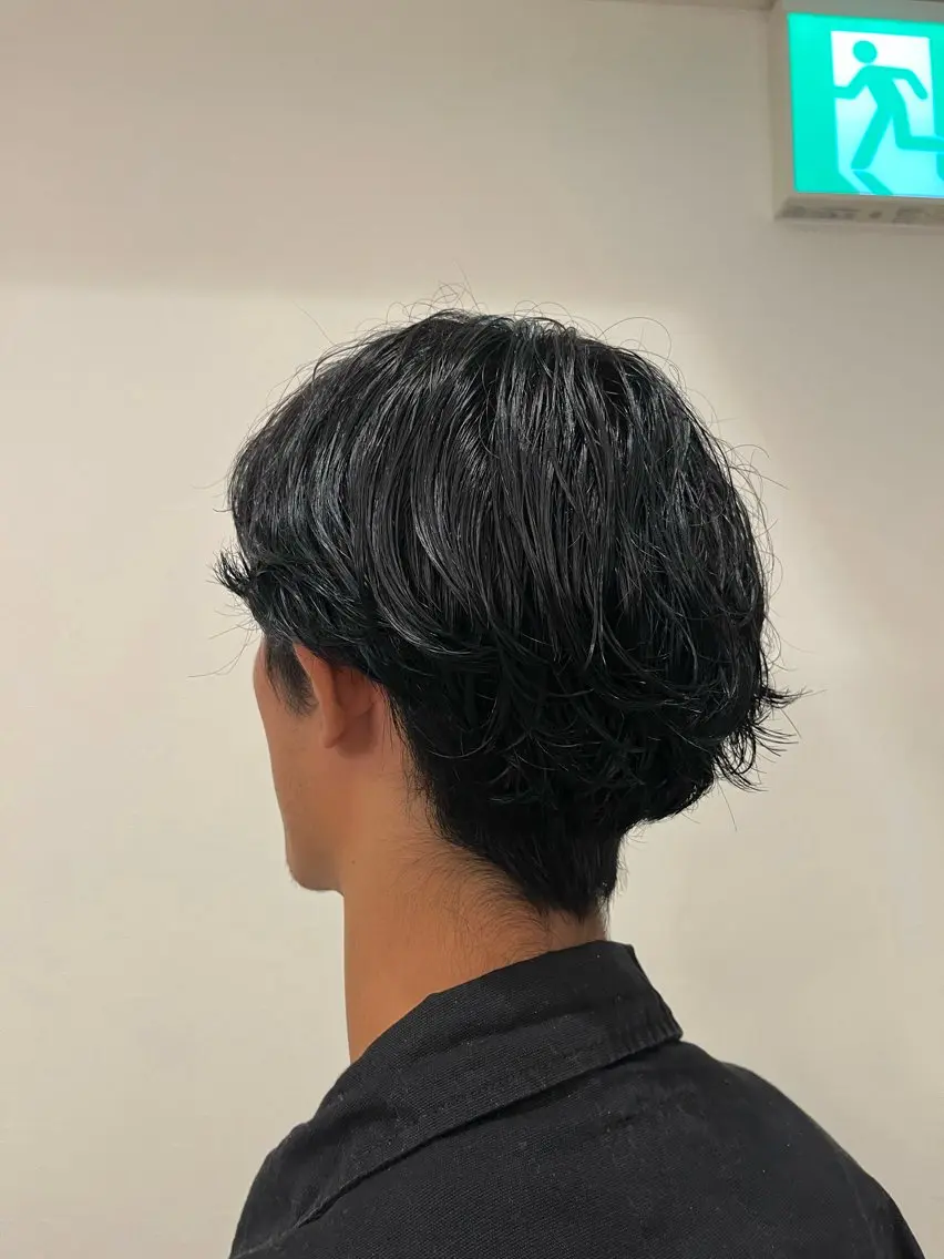 カラー メンズ 黒髪 ブルーカラー ブルーブラック ヘアカラー 小川 翔友空のヘアスタイル
