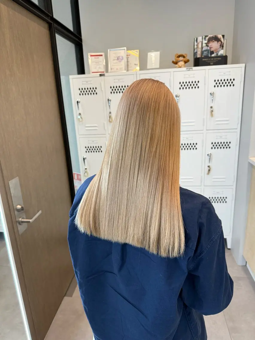 ロング カラー ブリーチ 宇田川 結菜のヘアスタイル