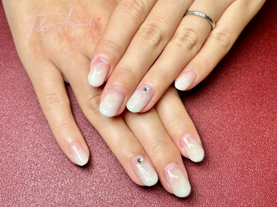 ネイル ジェルネイル グラデーション スカルプネイル ホワイト 冬ネイル T&A nailのネイルデザイン