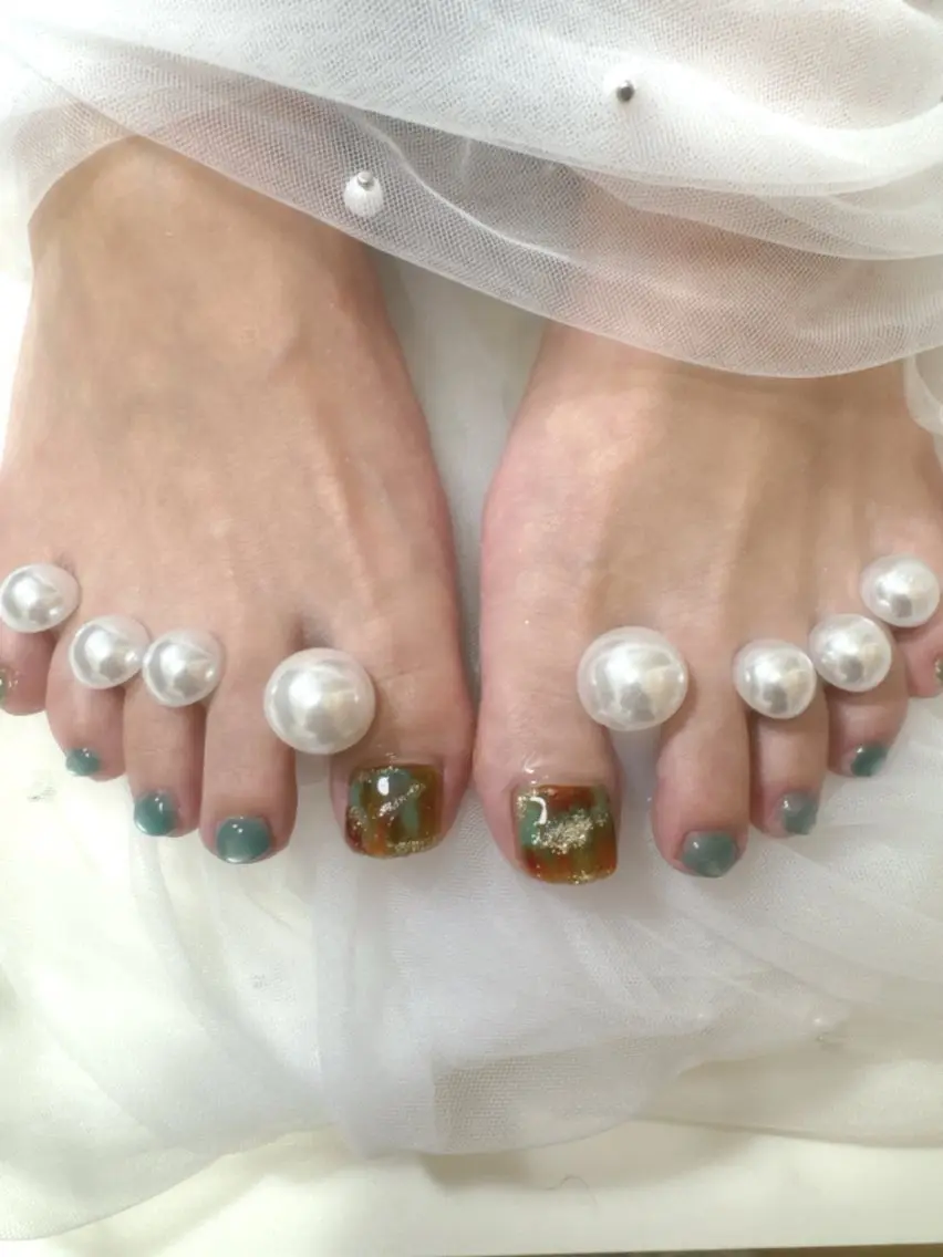 ネイル フットネイル フレンチネイル ガラスフレンチ キラキラネイル 韓国ネイル フットネイル Queeens nailのネイルデザイン