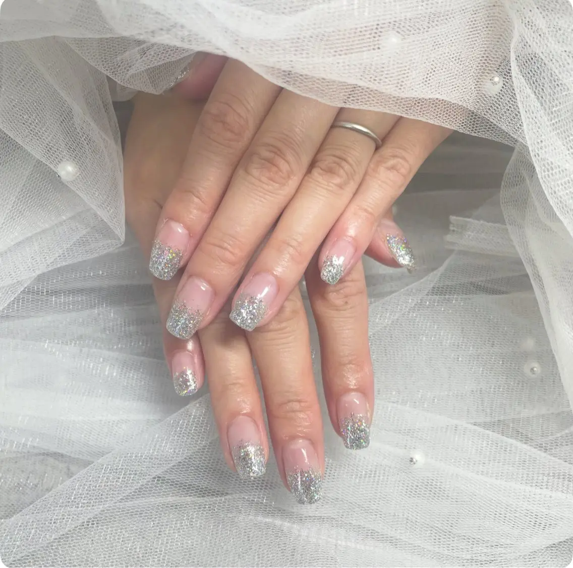 ネイル グラデーション ラメ(グリッター) ラメグラデーション シルバー ハンドネイル Chul Nail 愛莉のネイルデザイン