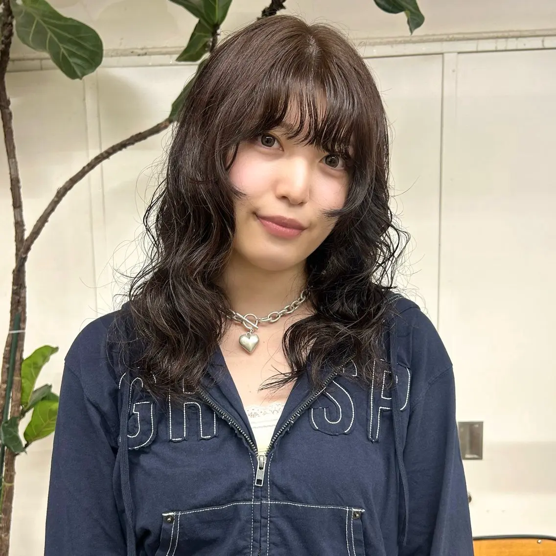 ロング カラー パーマ 透明感カラー オリーブカラー 顔周りカット レイヤーカット カット ヘアカラー パーマ 伊藤ほのか/柔らかパ ーマ/ダブルカラーのヘアスタイル