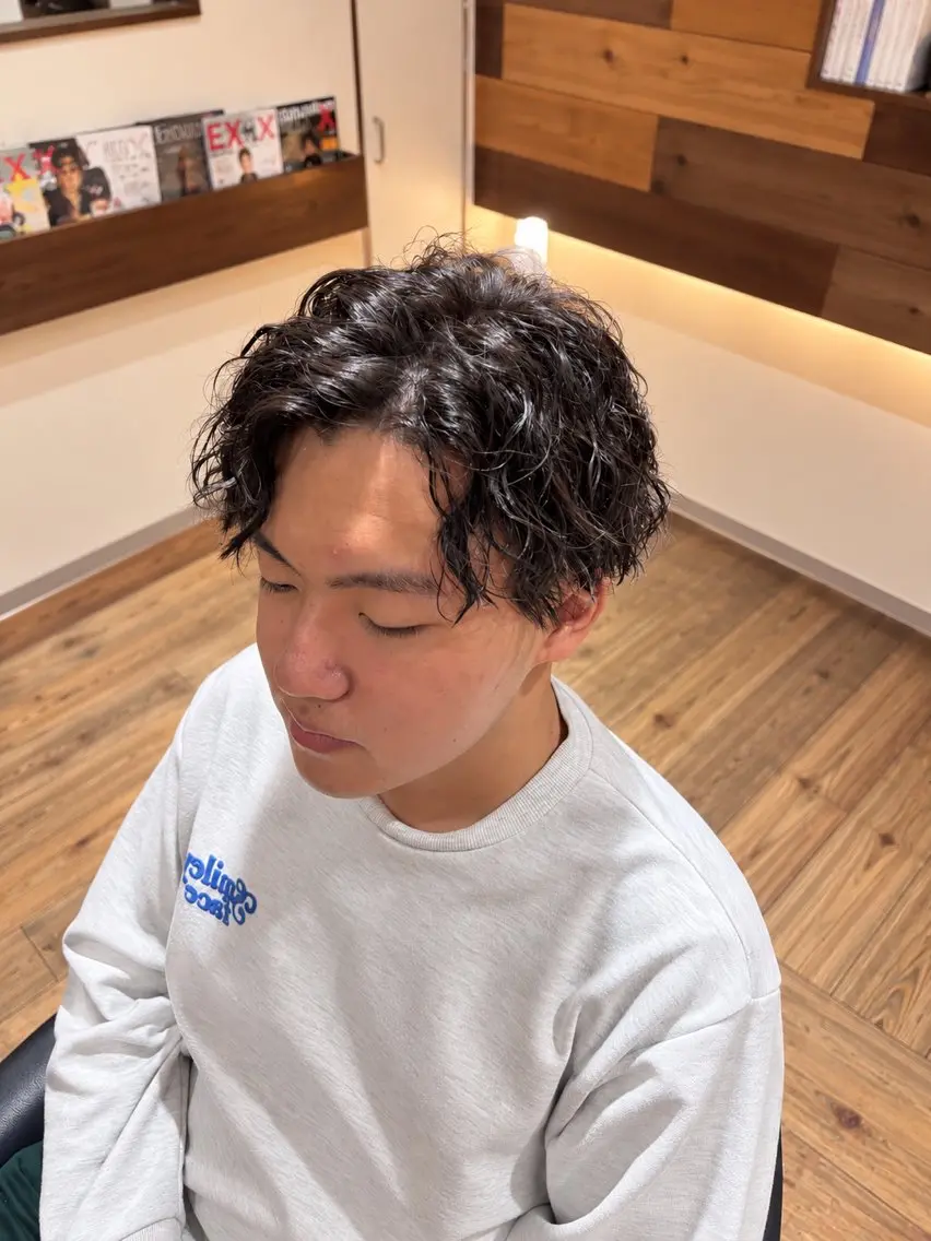 パーマ メンズ センターパート メンズ韓国風 マッシュ メンズパーマ スパイラルパーマ 椛山 美桜のヘアスタイル