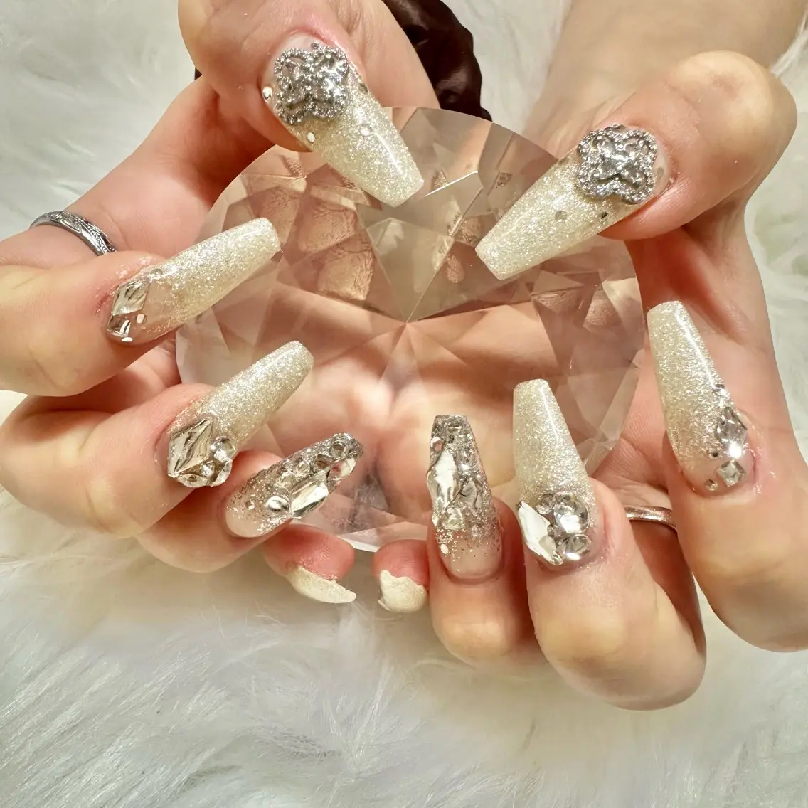 ネイル キラキラネイル 夏ネイル ハンドネイル フットネイル 🤎CHARME NAIL🤎のネイルデザイン
