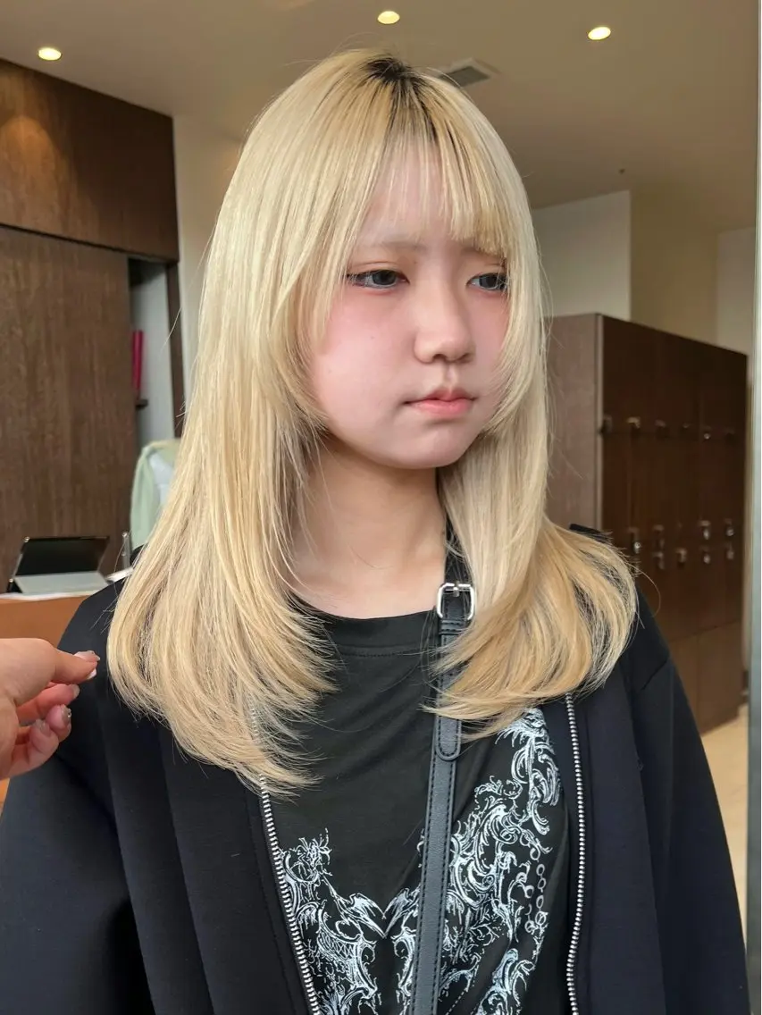ミディアム レイヤーカット ヘアカラー トリートメント ルナ｜縮毛矯正 ×デザインカラー🥝のヘアスタイル