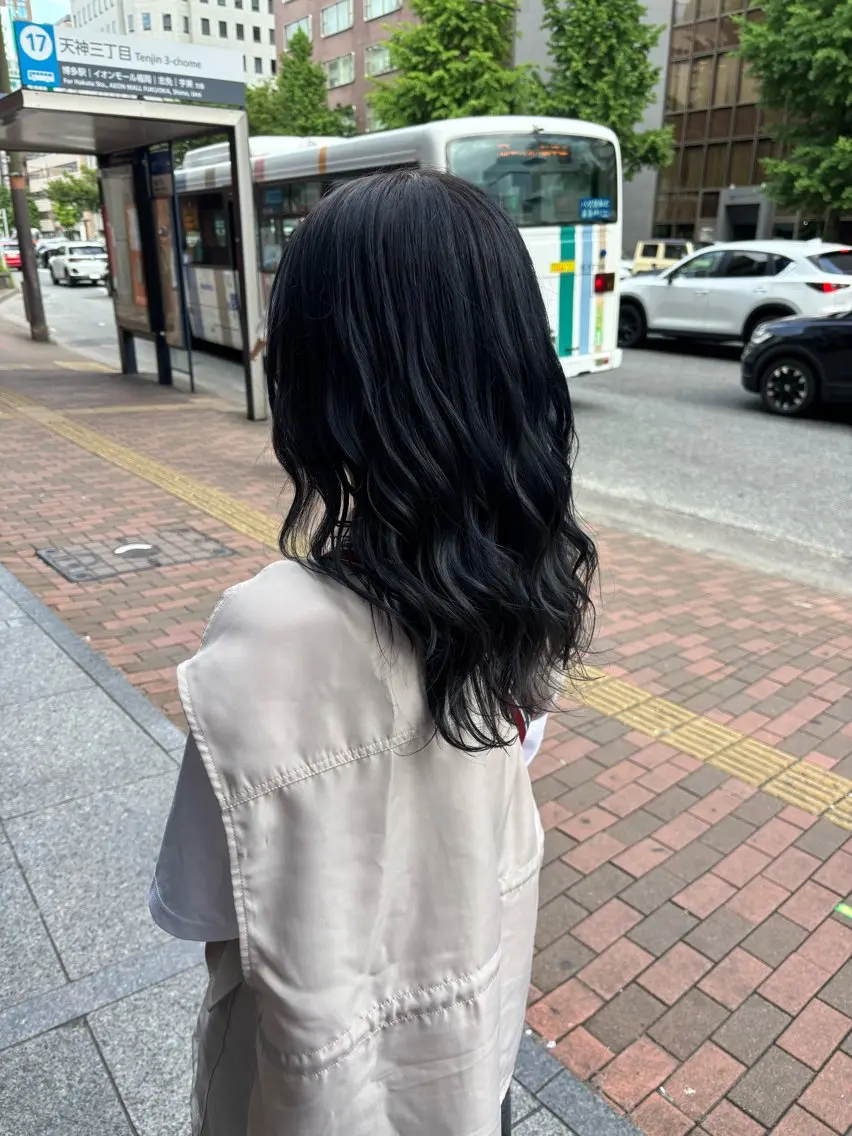 セミロング カラー 黒髪 ブルーカラー ブルーブラック mai/天神美容室 【丸みショート】のヘアスタイル