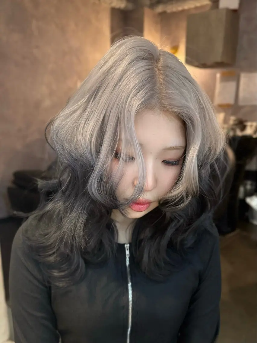 ミディアム カラー ヘアアレンジ ヘアカラー トリートメント 🌱巴結生🌿グレー ジュ☁️ミルクティーのヘアスタイル