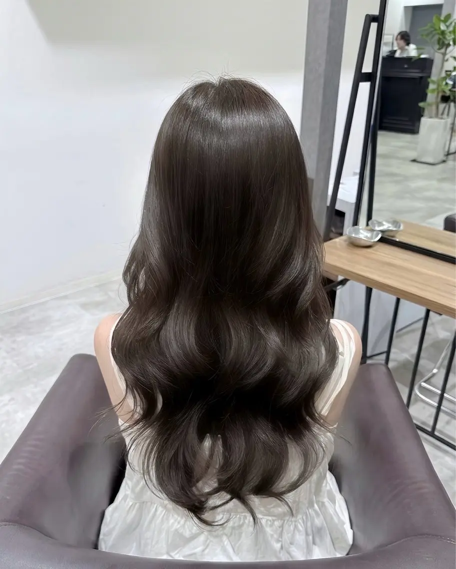 ロング カラー ショコラグレージュ 透明感カラー グレージュ トリートメント 紅都🫧 透明感水光カラーのヘアスタイル