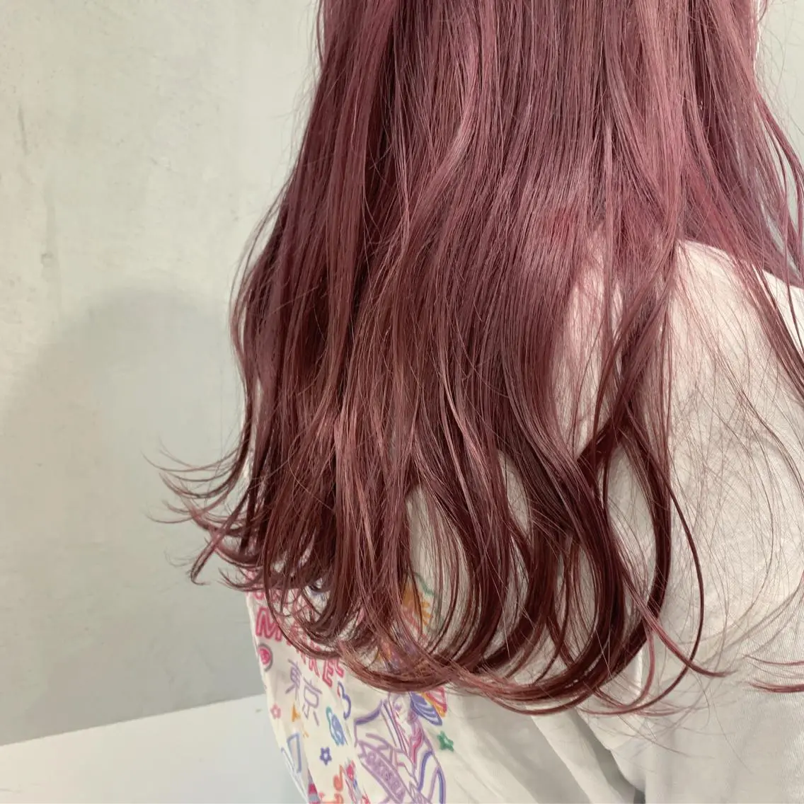 ロング カラー ブリーチ ピンクカラー ピンクパープル パープルカラー minami🪷 暖色カラーのヘアスタイル
