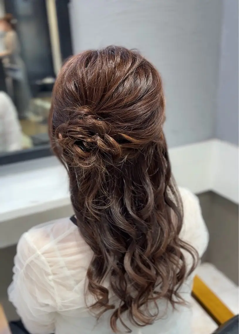 ヘアアレンジ 寒色ハイトーン GiseL AIRIのヘアスタイル