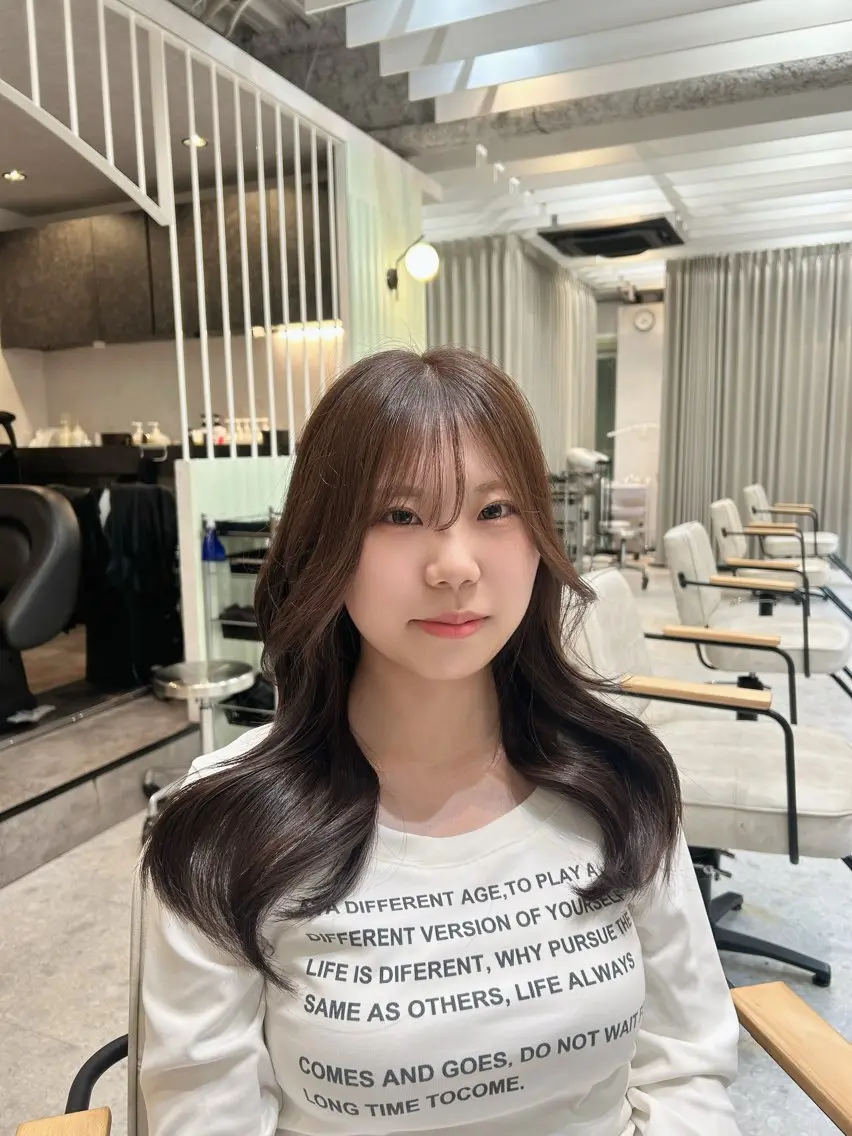 ロング くびれヘア ヘアカラー 白岩 実華のヘアスタイル
