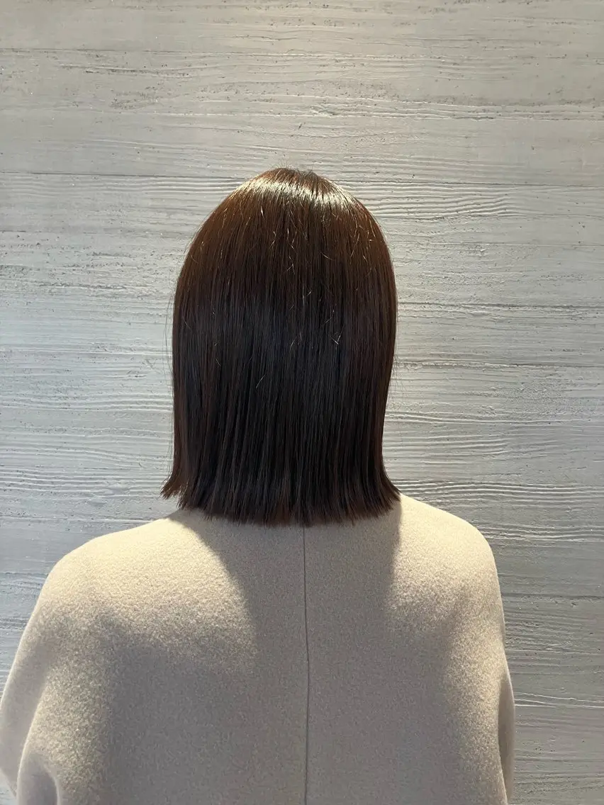 ショート ボブ 外ハネヘア サキ🤍ハイトーン 🪩レイヤーカットのヘアスタイル