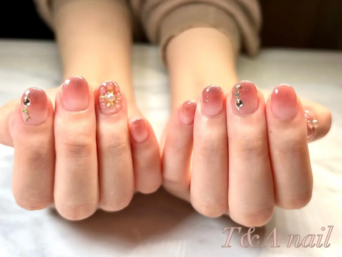 ショート ネイル フラワーネイル ジェルネイル グラデーション ニュアンスネイル スカルプネイル T&A nailのネイルデザイン