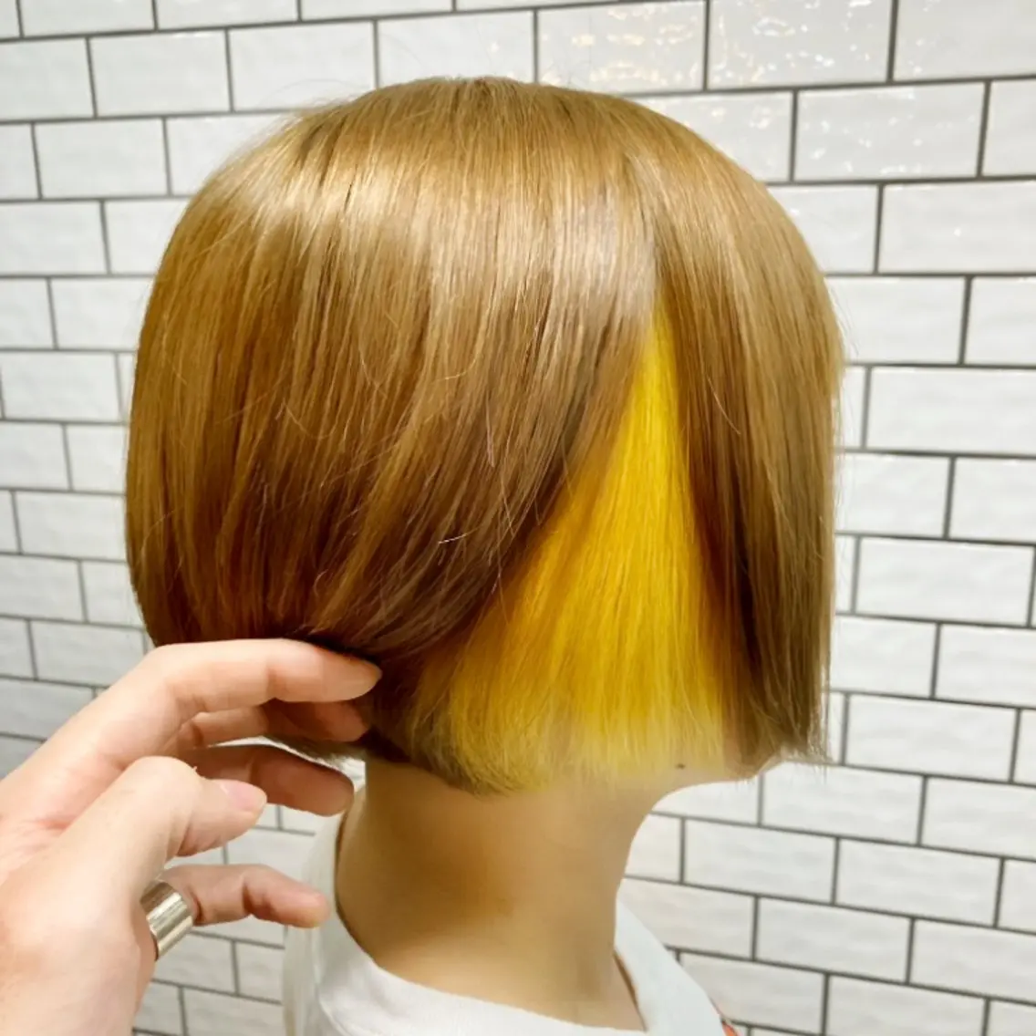 ショート イエローカラー 渡辺 健太郎のヘアスタイル