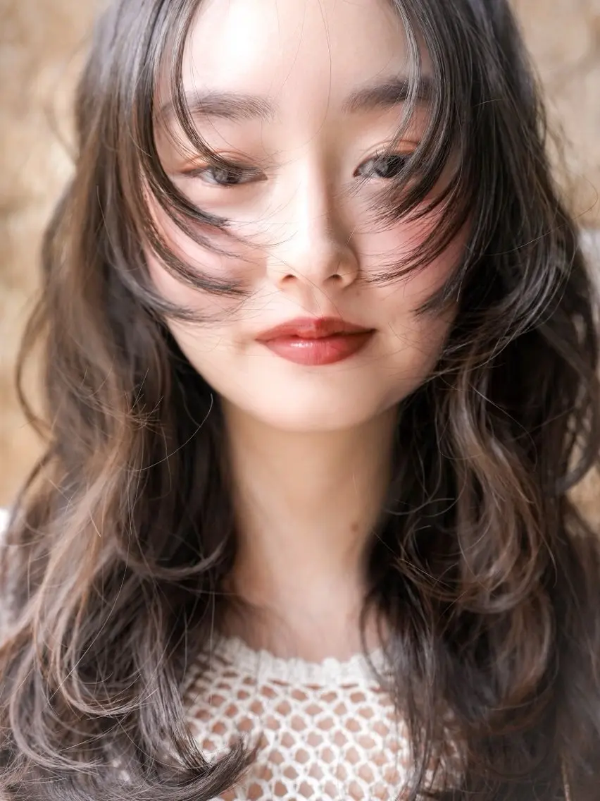 ロング カラー ベージュカラー 顔まわりレイヤー レイヤーカット 佐藤 彩奈のヘアスタイル