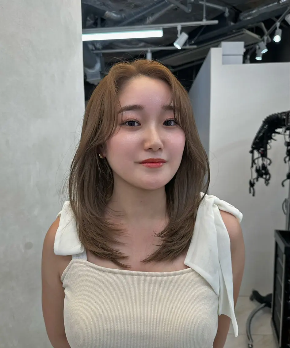 セミロング カラー レイヤーカット ヘアカラー 韓国風レイヤーカラー ライムのヘアスタイル