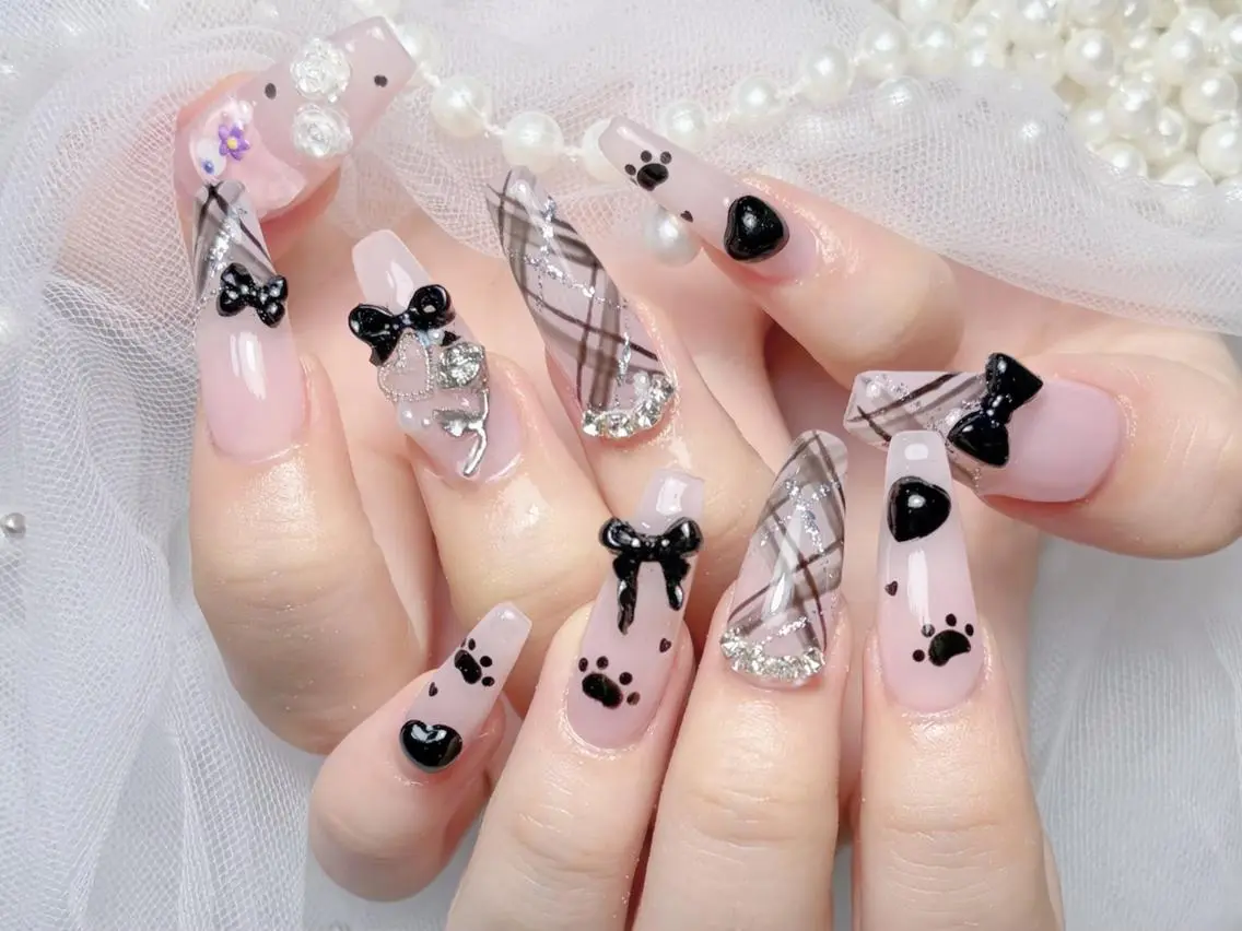 ネイル オーロラネイル 長さ出し フレンチネイル ガーリー キラキラネイル 🎀まゆ 🪽🐾のネイルデザイン