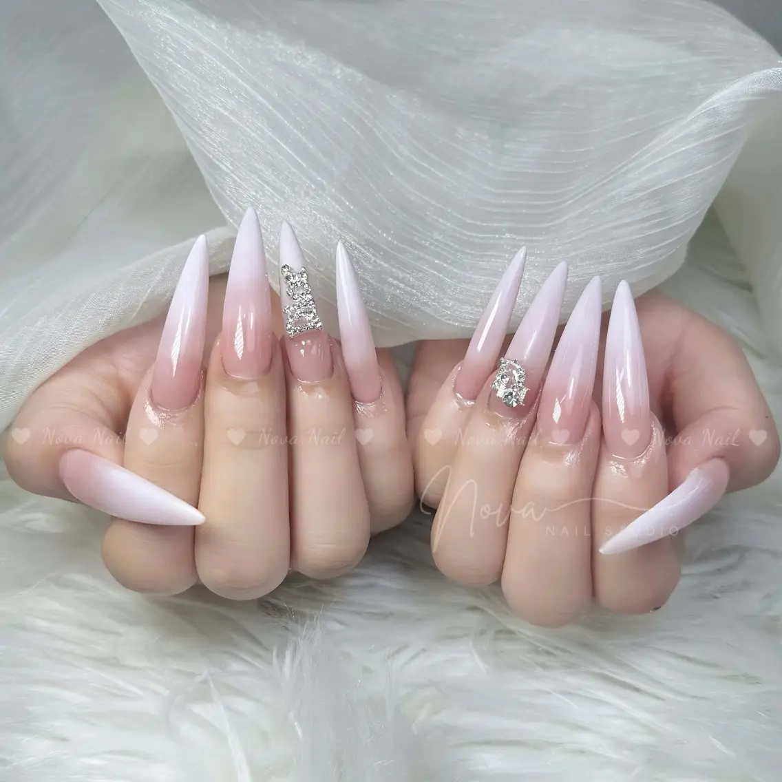 ネイル アートネイル ジェルネイル ガーリー キラキラネイル 韓国ネイル ハンドネイル ハンドケア Nova Nail Salonのネイルデザイン