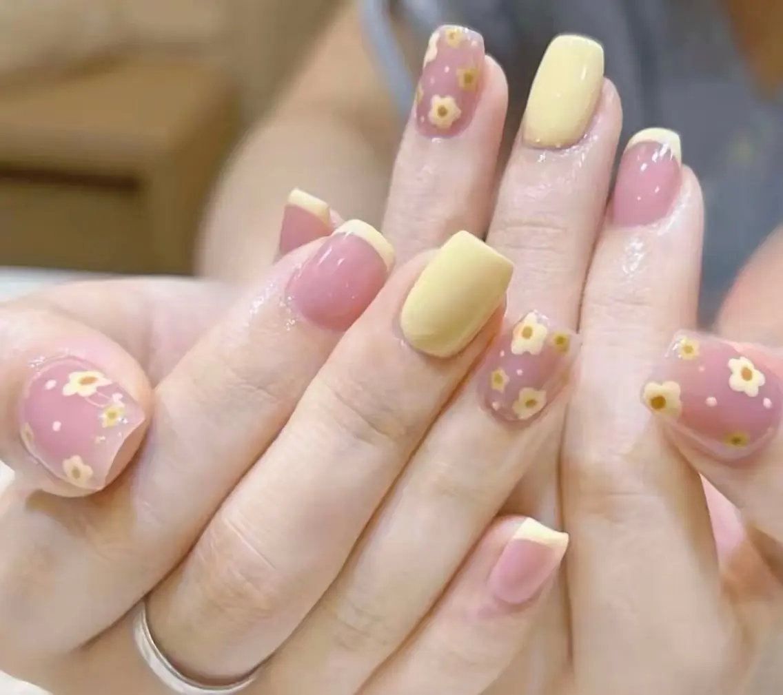 ネイル チークネイル 長さ出し フットネイル ジェルネイル 卒業式 𝓐𝓷𝓻𝓲 XiinhNailのネイルデザイン