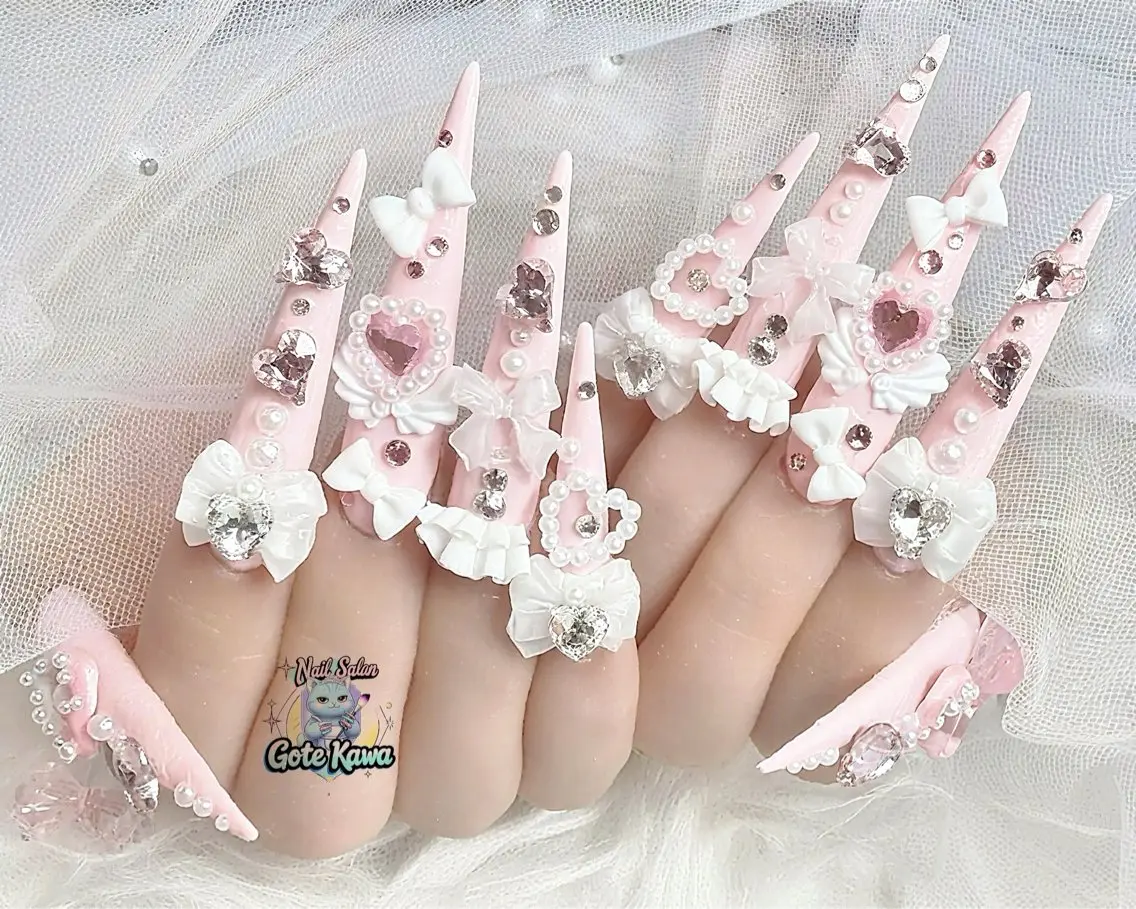 ネイル アートネイル ガーリー ハート キラキラネイル ロングネイル ハンドネイル ハンドケア Gote Kawa nail salonのネイルデザイン